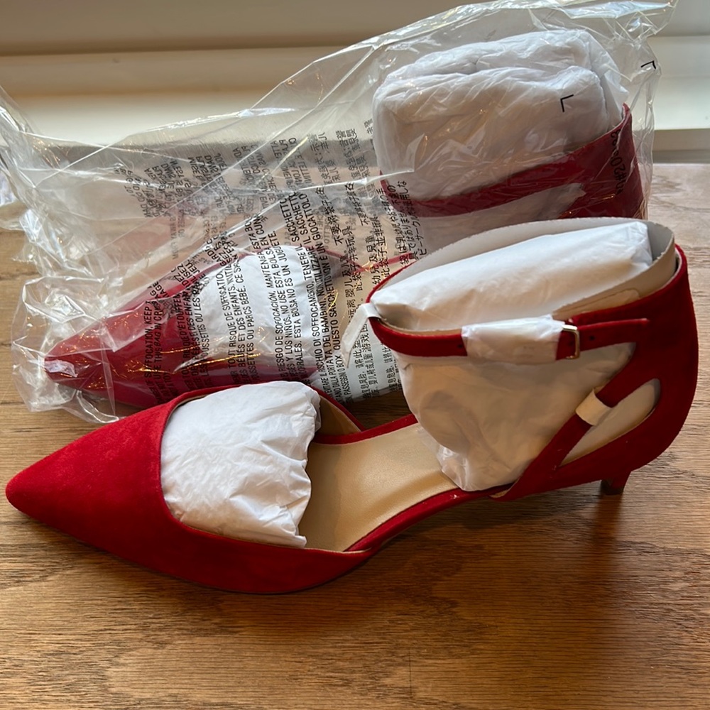 Brand new Banana Republic kitten heels in red.